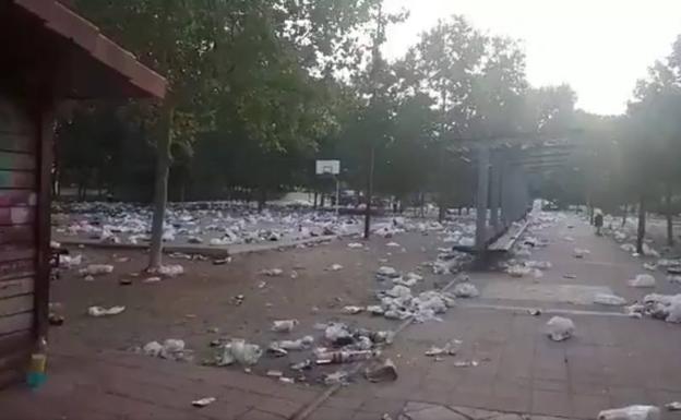 El macrobotellón universitario cubre de basura el entorno de Filosofía y Letras de Valladolid