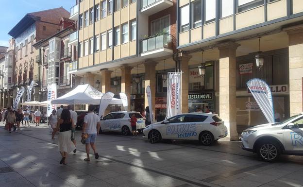 70 vehículos sin emisiones se exponen en la Calle Mayor