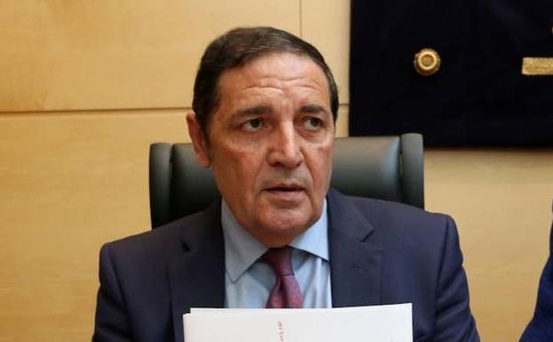 El consejero de Sanidad pide tiempo para diseñar las unidades satélite de radioterapia