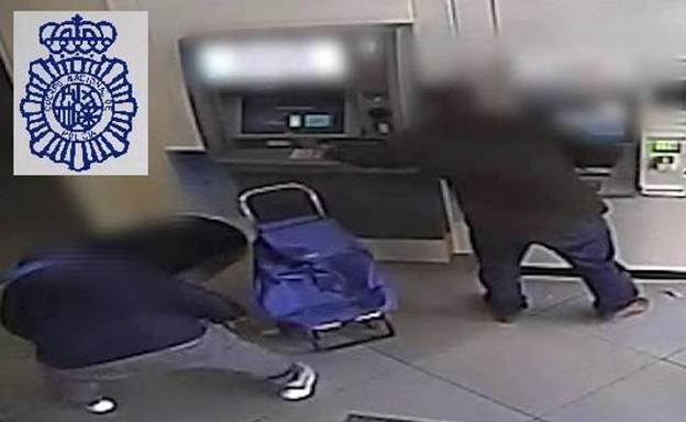 Detenidas cinco personas por robar hasta 7.000 euros a ancianos en cajeros de Madrid y Ávila