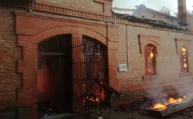 Arde una oficina de la CHD junto al canal de Castilla en Valladolid