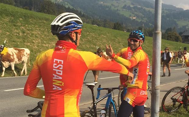 Las vacas tirolesas dan 'la bienvenida' a la selección española de ciclismo