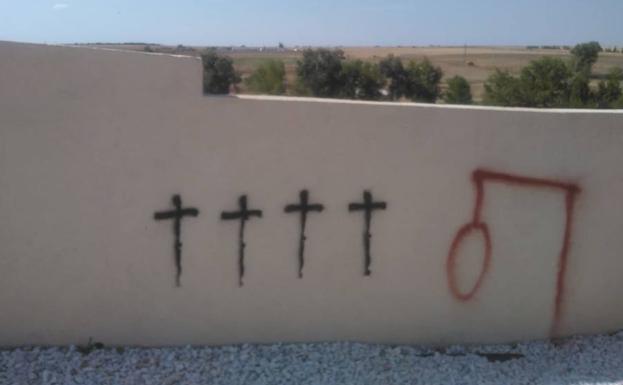 Los vecinos de Castrejón, atemorizados por unas misteriosas pintadas de cruces y horcas