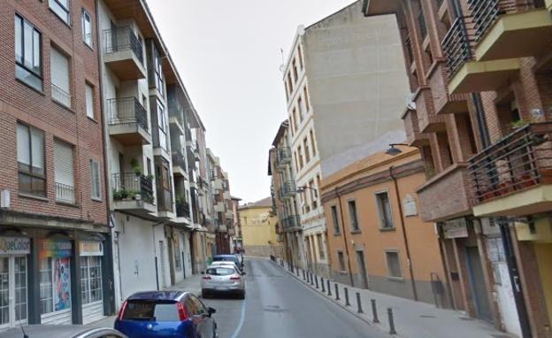Hallan muerto a un varón en una cochera de Astorga que había convertido en su vivienda