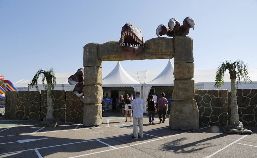 Exposición de dinosaurios animatrónicos en el Ferial