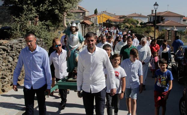 Numerosas personas asisten a los actos religiosos de San Miguel Arcángel en Fuenterroble