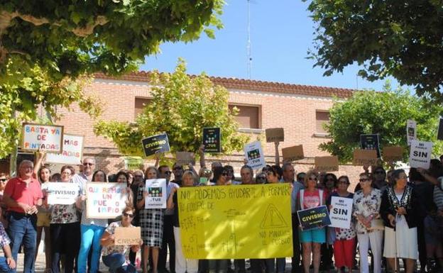 Los vecinos de Castrejón salen a la calle para manifestarse en contra de las pintadas de cruces y horcas