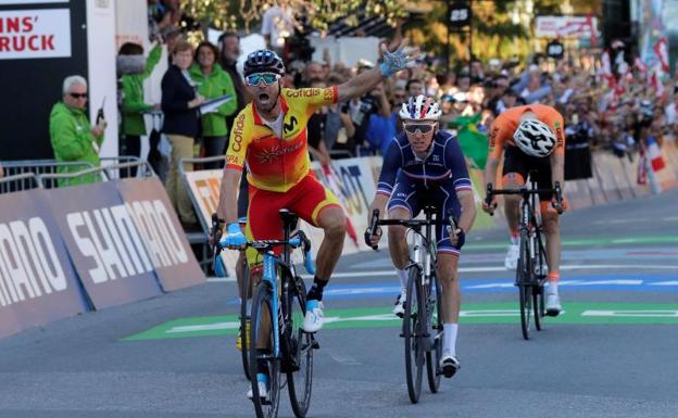 Alejandro Valverde se enfunda el maillot arcoíris