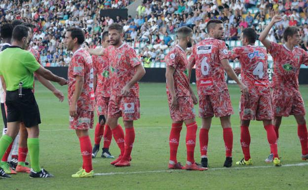 El CD Guijuelo quiere seguir firme en casa tras el subidón del primer derbi