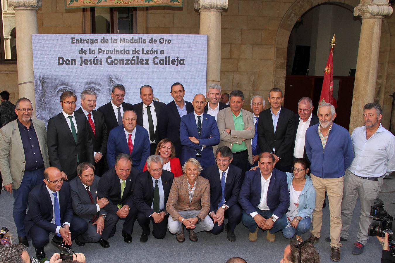 Jesús Calleja recibe la medalla de oro de la provincia de León