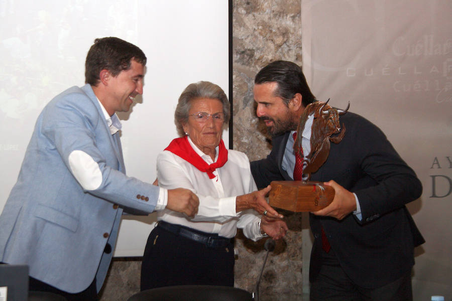 María Domecq recibe el premio a la mejor ganadería de los encierros de Cuéllar