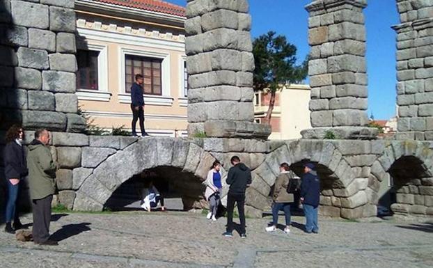 La alcaldesa de Segovia sugiere la videovigilancia para prevenir ataques al Acueducto
