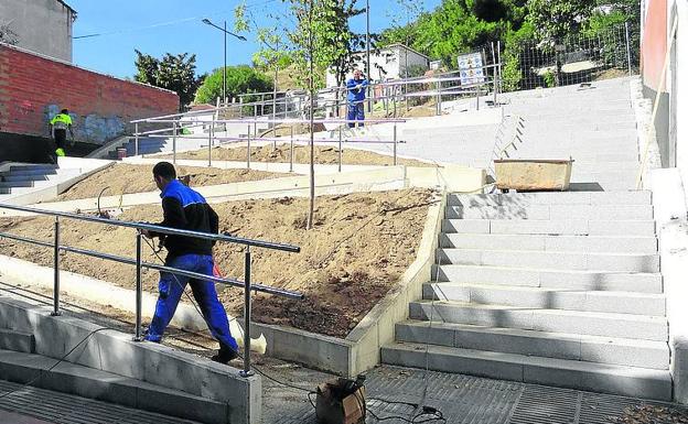 Los operarios ultiman dos rampas para mejorar la movilidad en el barrio de Girón de Valladolid