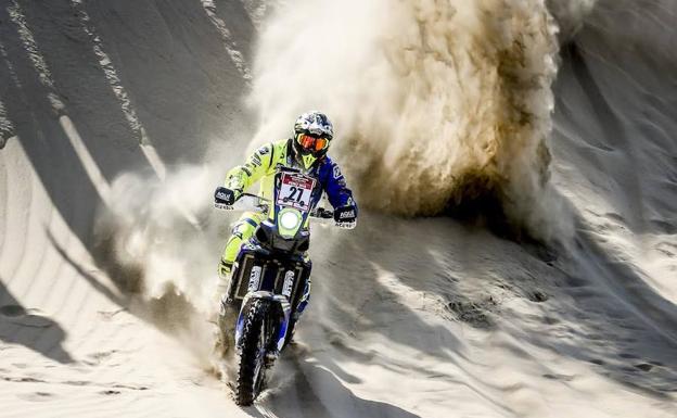 El piloto Lorenzo Santolino prepara el Dakar en el rally de Marruecos