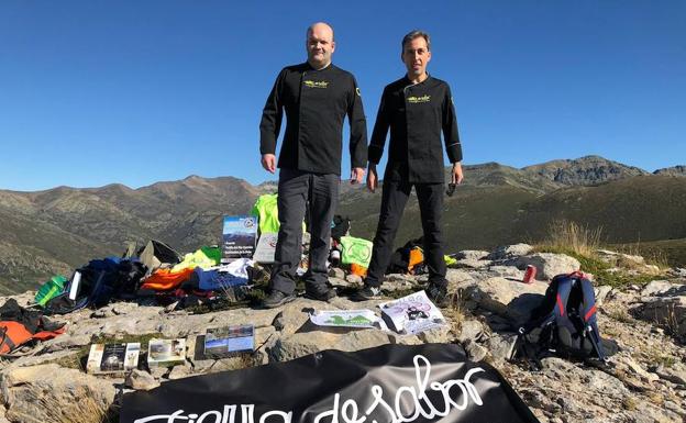Dos cocineros palentinos cocinan a las faldas del mítico Espigüete para despertar la atención institucional