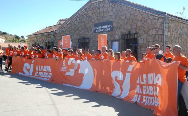 Más de un centenar de personas se concentra a favor de la mina de uranio