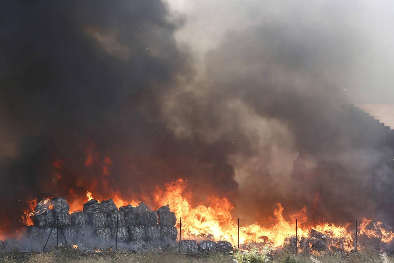 Un incendio asola la planta de reciclaje industrial de León Verde