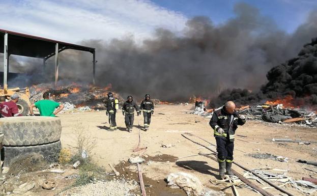 Un incendio asola la planta de reciclaje industrial de León Verde