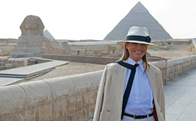 Melania Trump pasea entre las pirámides en Egipto