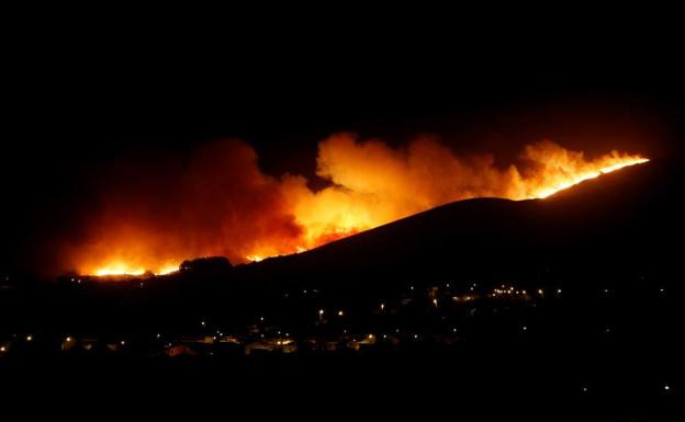 Cientos de evacuados por un incendio en los alrededores de Lisboa