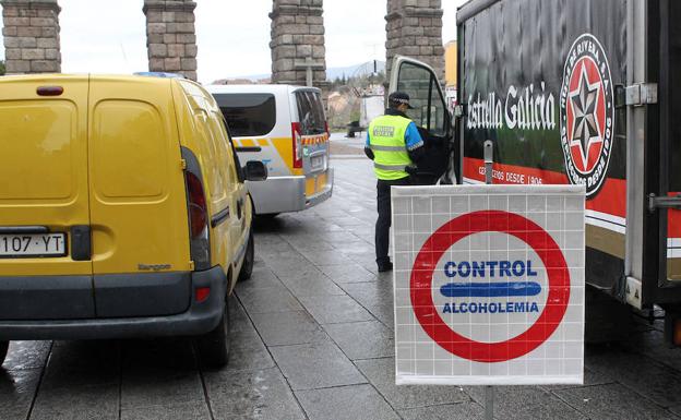 Detenido por triplicar la tasa de alcohol y colisionar con dos vehículos estacionados