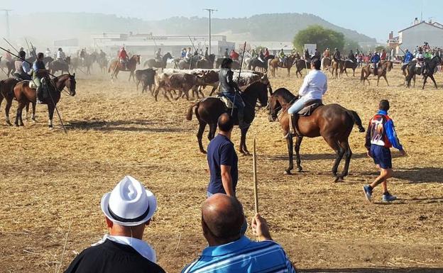 Mojados despide sus fiestas patronales con un encierro urbano