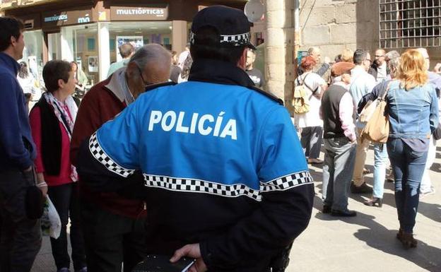 Detenido un conductor tras colisionar su vehículo contra un muro en Ávila