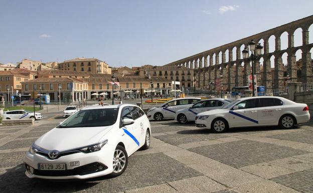 Piden a los taxistas de Segovia que esperen hasta que las usuarias entren en casa