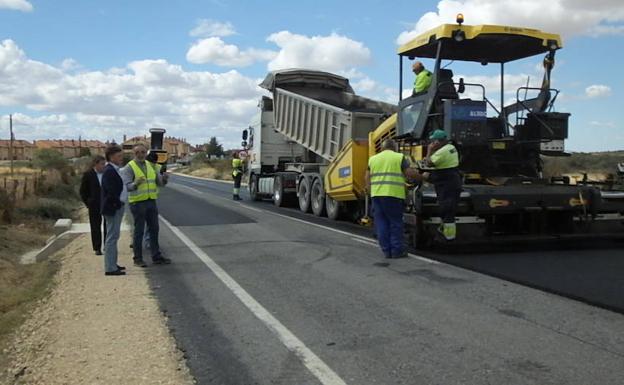 La transitada carretera entre San Cristóbal y Trescasas se despoja de la 'piel de cocodrilo'