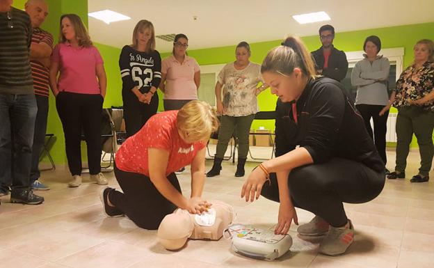 La Mancomunidad de la Sierra se forma en el manejo de desfibriladores