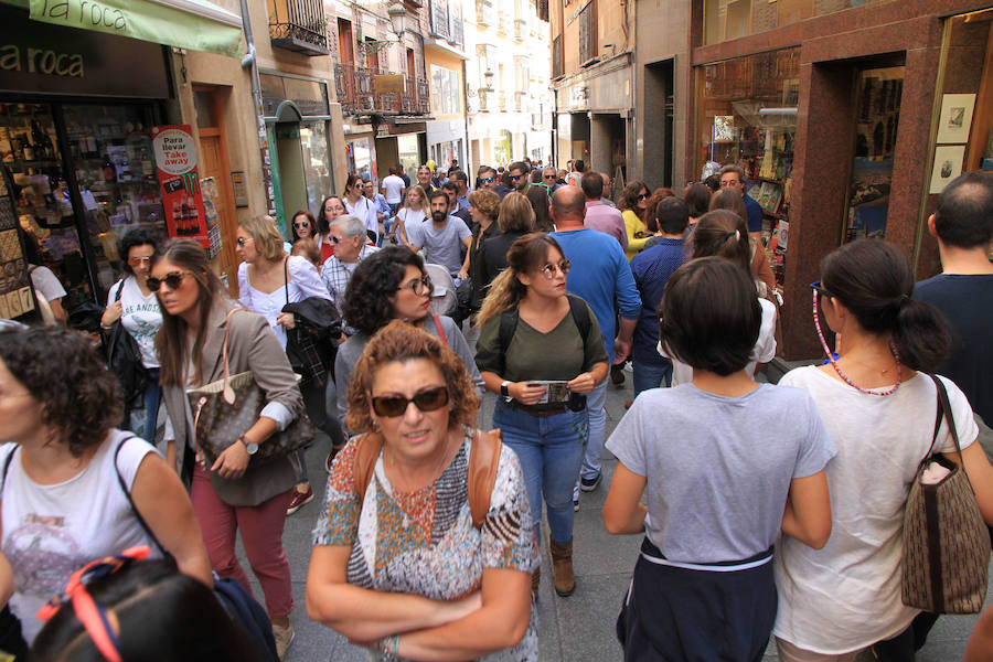 La Policía Local cierra los accesos al casco histórico de Segovia ante el aluvión de turistas