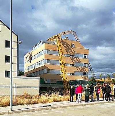 Una grúa torre se precipita sobre un edificio en la población soriana de Camaretas