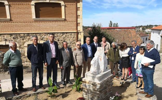 Una escultura en Escurial de la Sierra reconoce la entrega y labor de todos los médicos rurales