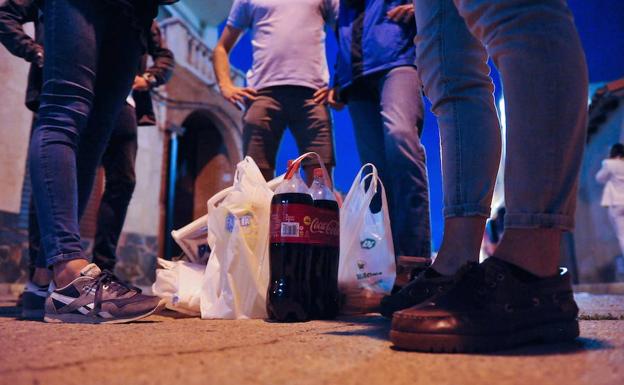 Denunciados en Valladolid 28 jóvenes, nueve menores de edad, por consumir alcohol en la calle