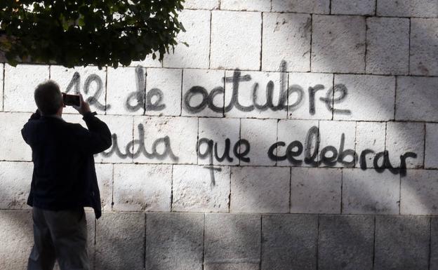 Argüello califica de «injustas» las pintadas de la Casa Colón y ensalza a Isabel I como «mujer, católica y reina»