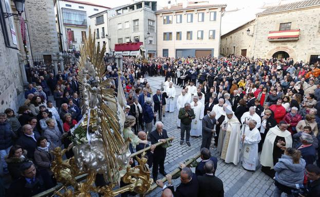 Miles de personas arropan a Santa Teresa en el día de su festividad