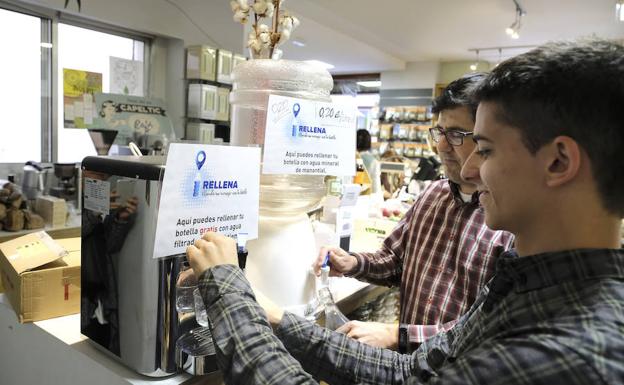 Una tienda de Valladolid vende agua a granel para concienciar sobre el uso de plásticos