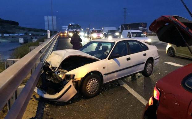 Dos heridos leves en una colisión por alcance entre cuatro vehículos a la altura de La Cistérniga