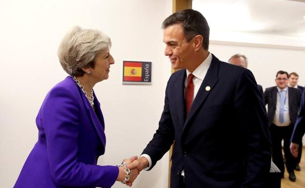 Sánchez y May hablan de impulsar la negociación sobre el Brexit y Gibraltar «en un clima constructivo»