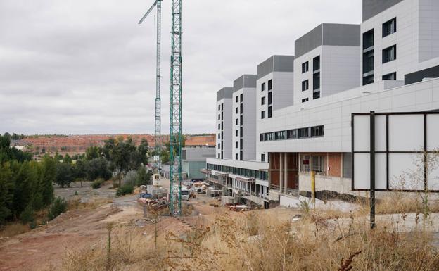 La adjudicataria de la obra del vial del hospital rebajó a 100.000 euros su petición económica para evitar el ultimátum municipal