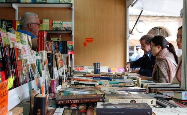 Salamanca abre la Feria del Libro Antiguo y de Ocasión con claro protagonismo de la mujer