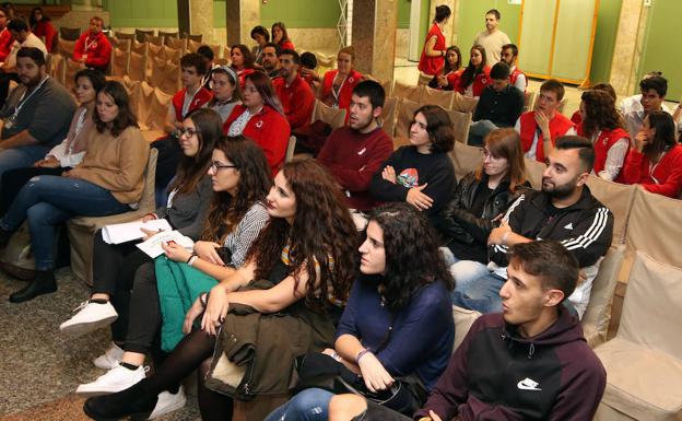 Cruz Roja Juventud debate rebajar la edad mínima de voluntariado a los 12 años