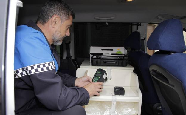 La DGT cede a la Policía de Laguna de Duero un vehículo y un etilómetro