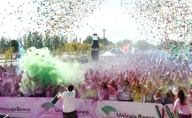 Centenares de personas participan en Salamanca en la carrera solidaria Unicaja Color Race