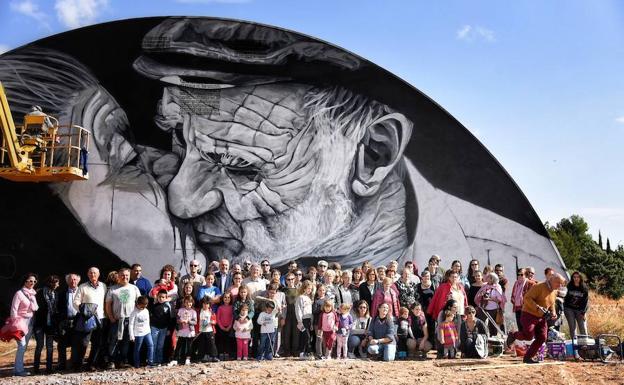 Los vecinos de Juzbado inauguran los murales del último certamen