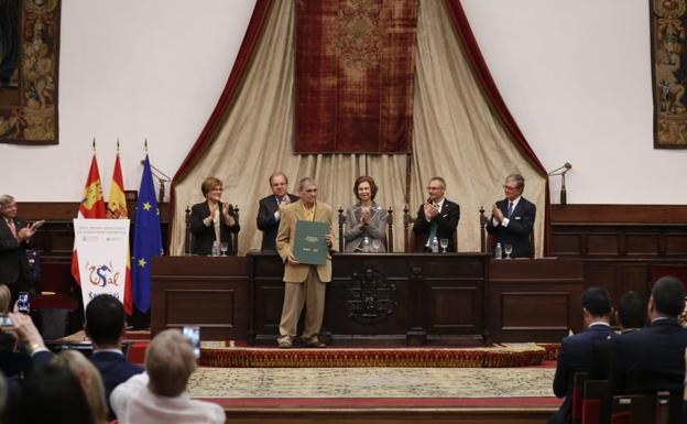 El poeta venezonalo Rafael Cadenas llama en Salamanca a «instaurar la normalidad» en su país