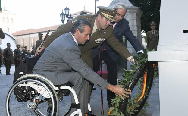 Aspaym protagoniza el arriado de la bandera en el Palacio Real de Valladolid