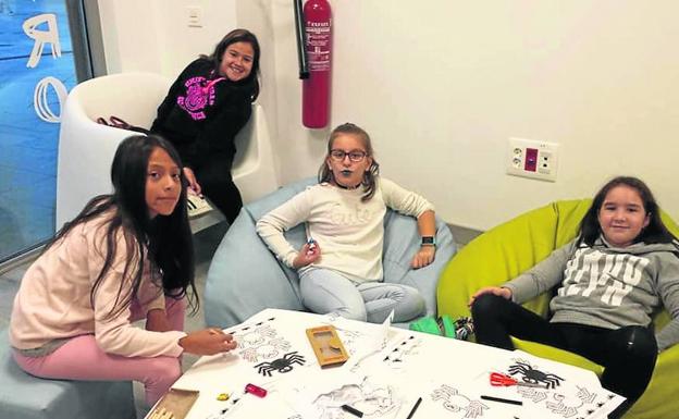 Los usuarios del Centro Joven de Guijuelo comienzan a elaborar la decoración para la fiesta de Halloween