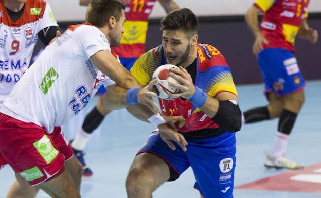 España derrota a Noruega apoyada en la grada de Huerta del Rey