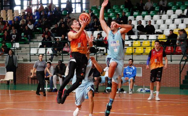 El Aquimisa Carbajosa no arranca y cae otra vez ante el Estudiantes Lugo (72-81)